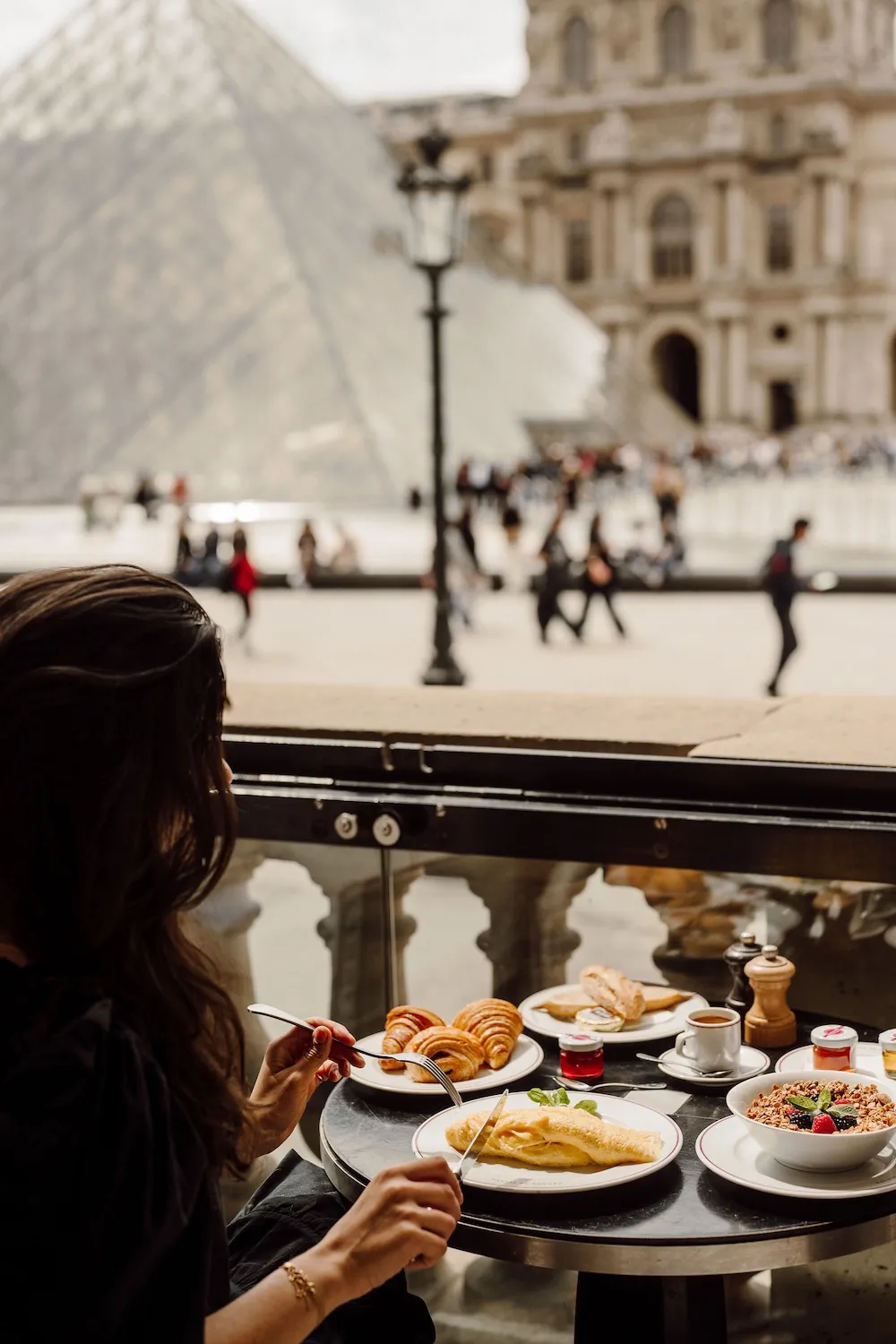 洋書 Beaumarly Paris Le Café Marly | Restaurant à Paris, sous les arcades du Louvre